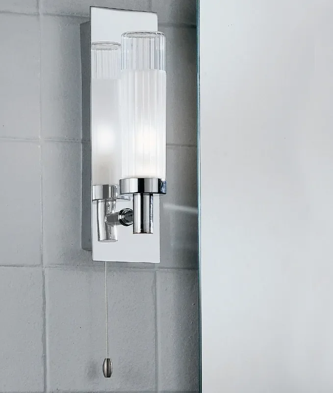 Ribbed Glass & Chrome Wall Light for Bathrooms – IP44