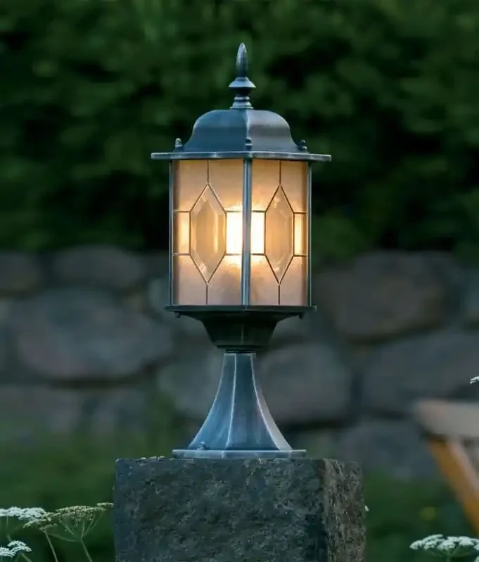 Traditional Exterior Post Light – Lead Glass Detailing