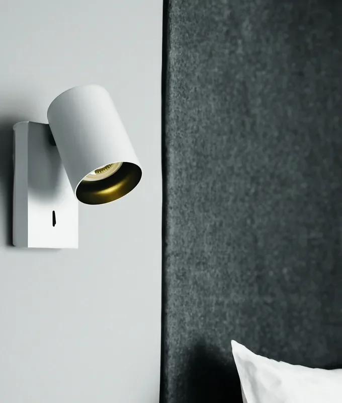 Versatile Switched Wall Light for Focused, Adjustable Illumination
